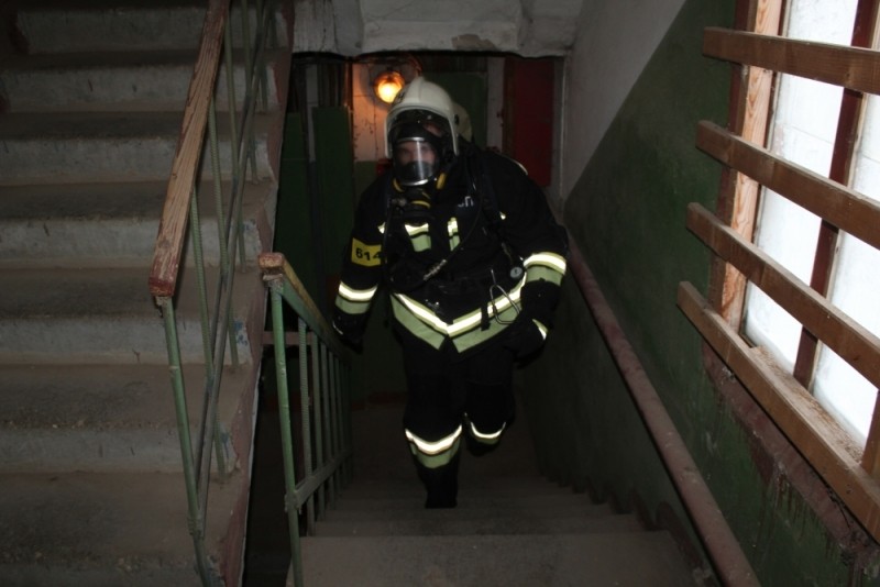 Костромские пожарные сегодня на скорость забирались на высоту 24-этажного дома