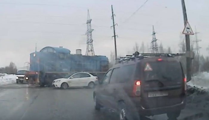 Поезд в Костроме сбил иномарку на переезде