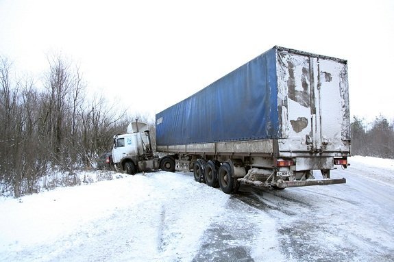 Дальнобойщик уже неделю живет на костромской трассе в перевернутой фуре