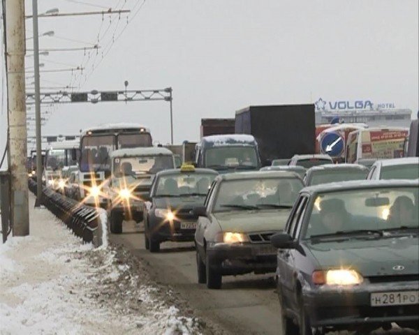 Мост через Волгу опять перекрыли