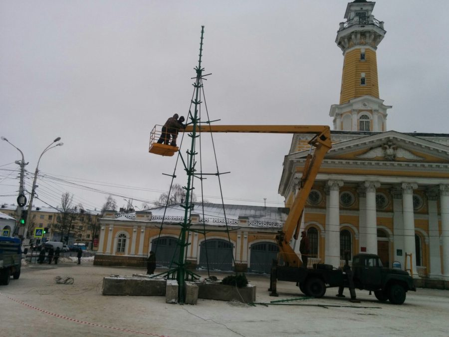Установка  главной елки в центре Костромы заставила костромичей загрустить