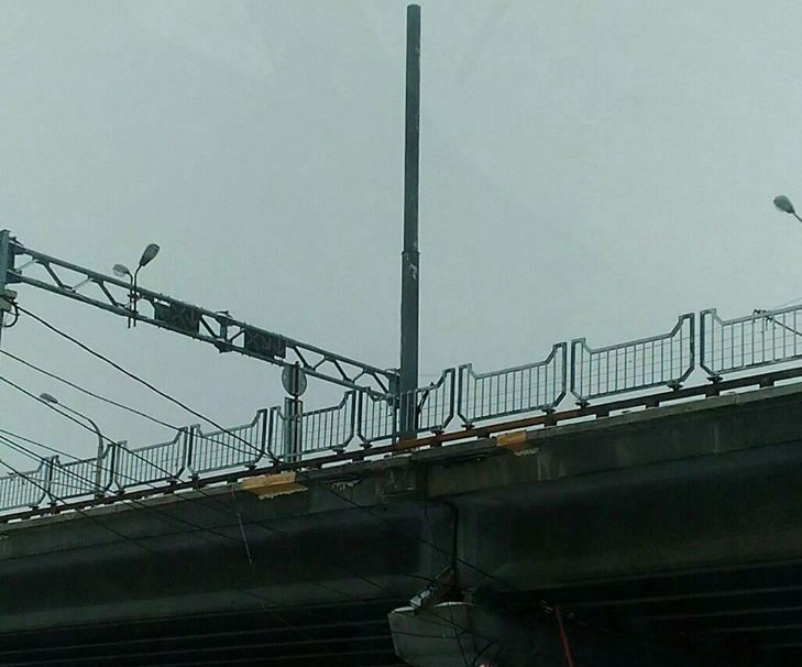 Костромичи недоумевают, почему электроопоры на мосту устанавливают не там