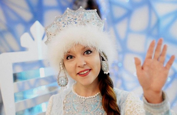 Костромская Снегурочка уезжает в Париж. И не одна