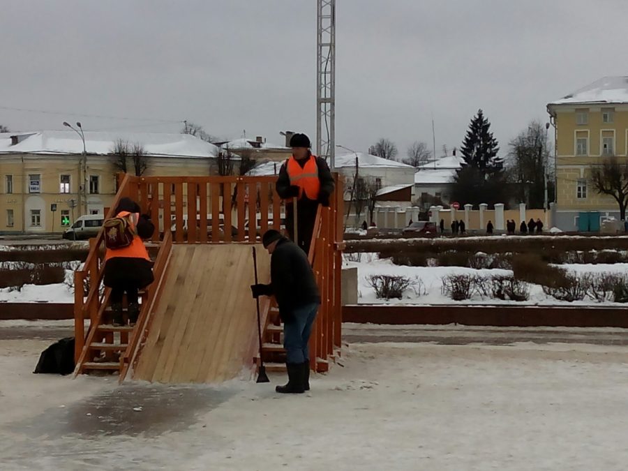 Горку в центре Костромы мигом отчистили ото льда и снега