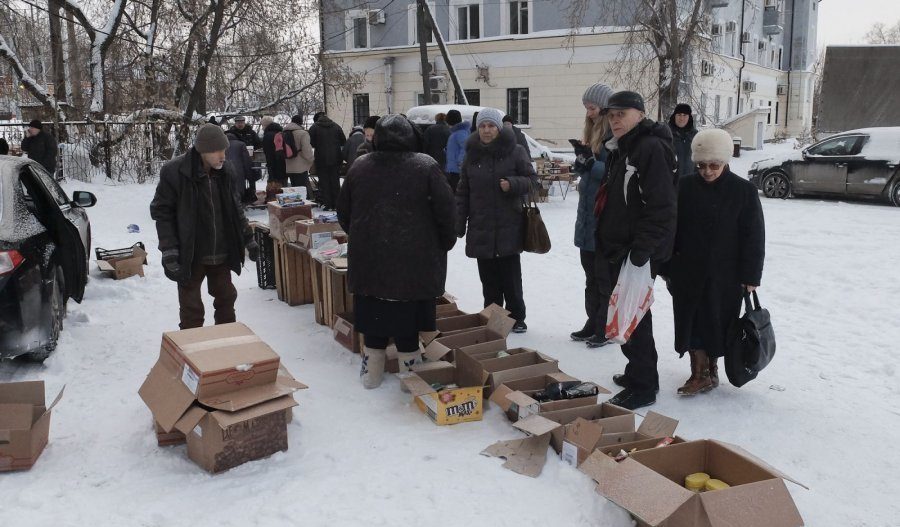 Обеспеченные костромичи выстроились в очередь за просроченными продуктами