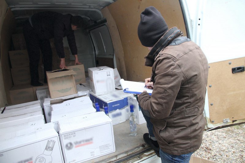 Костромские полицейские вывезли тонны паленого спиртного из молочного магазина