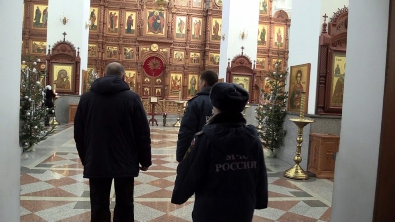 Костромские пожарные перед Рождеством массово отправились в церкви