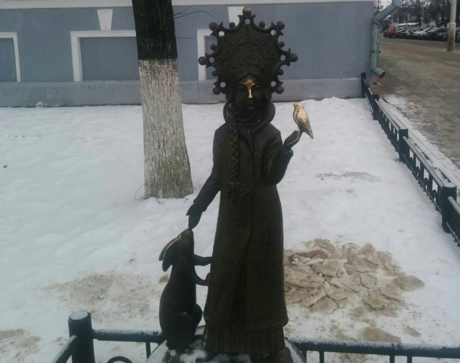 Туристы сотворили со Снегурочкой в Костроме неожиданные вещи