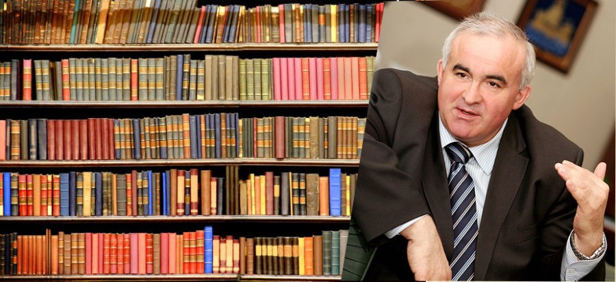 Губернатор подарил библиотеке 235 редких книг с личным экслибрисом