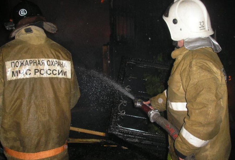 Сгорел дом в Костроме: 14 человек эвакуировали, женщина погибла