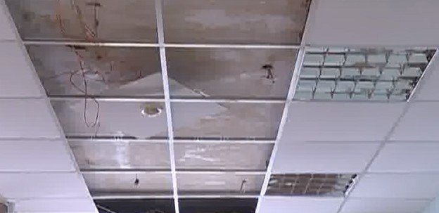 Крыша в костромской школе протекла вскоре после недешевого ремонта