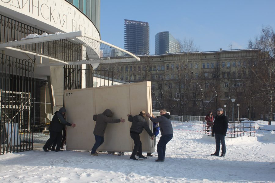 Знаменитая «Бородинская битва» в Костроме: самый крупный экспонат разгружали вдесятером