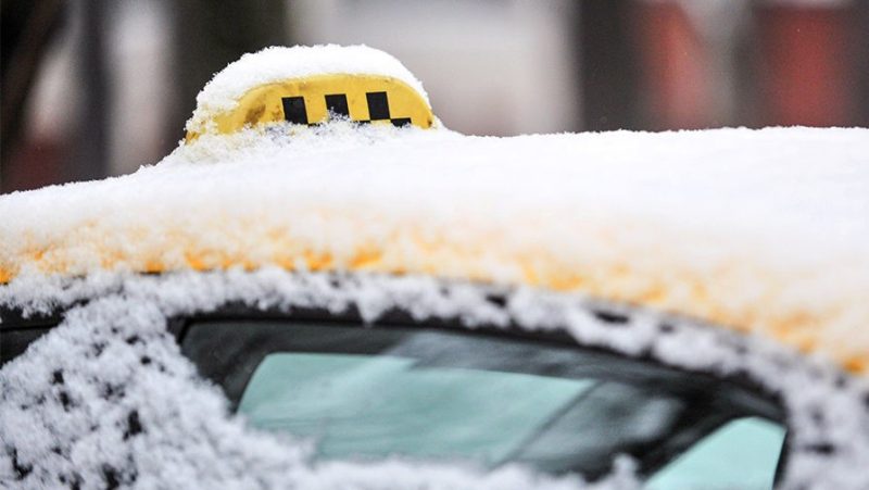 Костромскому таксисту пришлось побегать по сугробам за своим авто с пассажиром