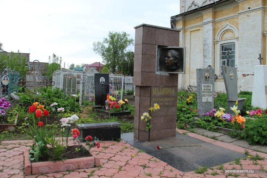 Памятник главной колхознице СССР под Костромой превратили из коммунистического в православный