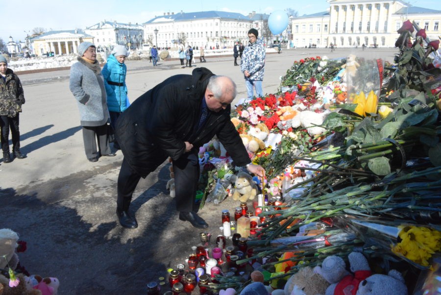 Сергей Ситников возложил цветы в память о погибших в Кемерово: фото