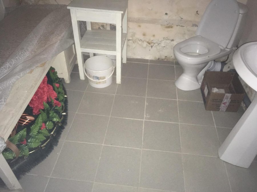Костромской депутат отправила в туалет венок для памятника погибших солдат?