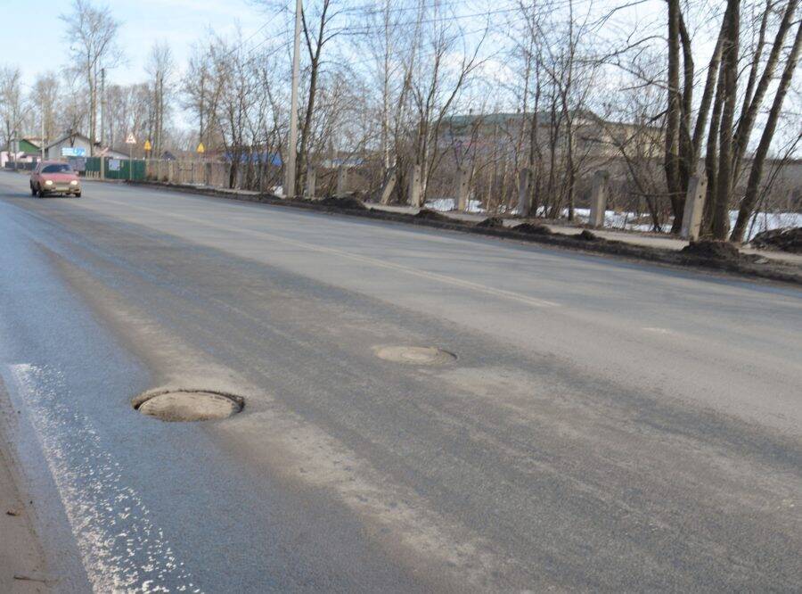 Костромские дороги после ремонта: трещины, выбоины и просевшие колодцы