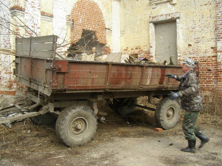 Костромичи вывезли из старинной церкви телегу мусора