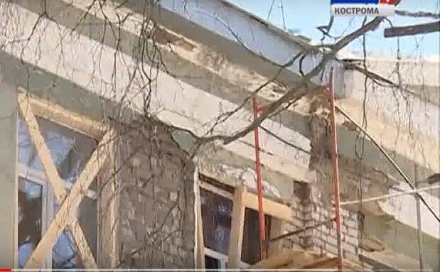 Костромскую школу закрыли из-за рухнувшего фасада