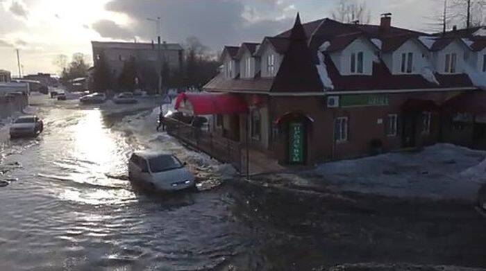 Приехали: в центре Шарьи тонут машины