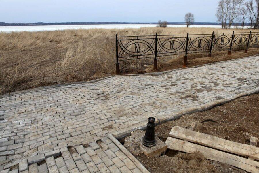 Новая набережная в Галиче уже стала уродливой