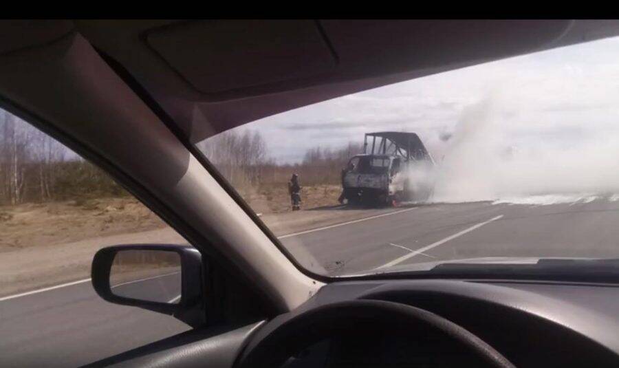 Костромич ехал в горящем грузовике, пока его не предупредили другие водители