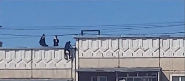 Трюки подростков на крыше многоэтажки в Костроме навели ужас даже на прокуратуру