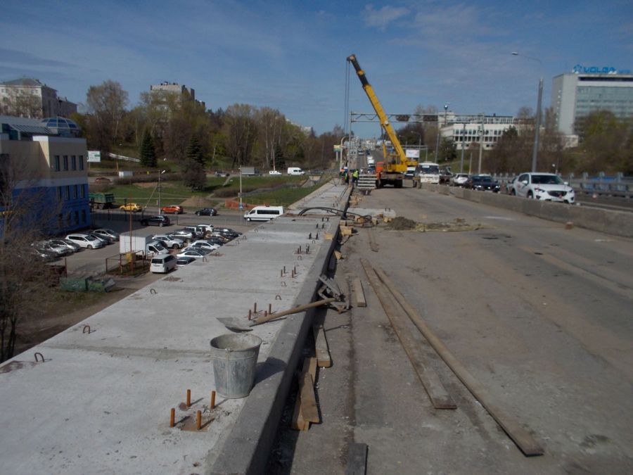 Ремонт моста: наконец начали делать тротуар