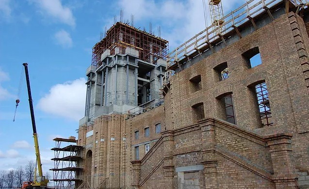 Рабочий трагически погиб на месте строительства Костромского кремля