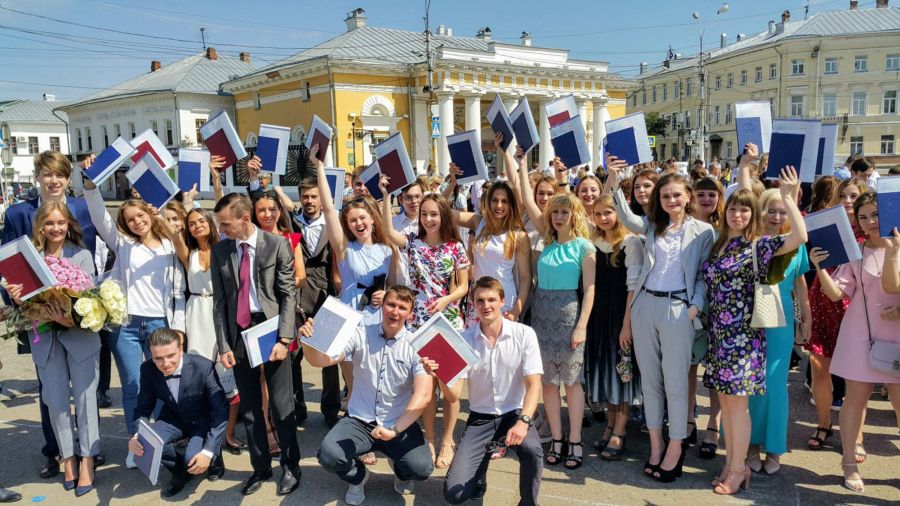 Впервые в истории Костромы 1500 выпускников КГУ получили дипломы на «сковородке»