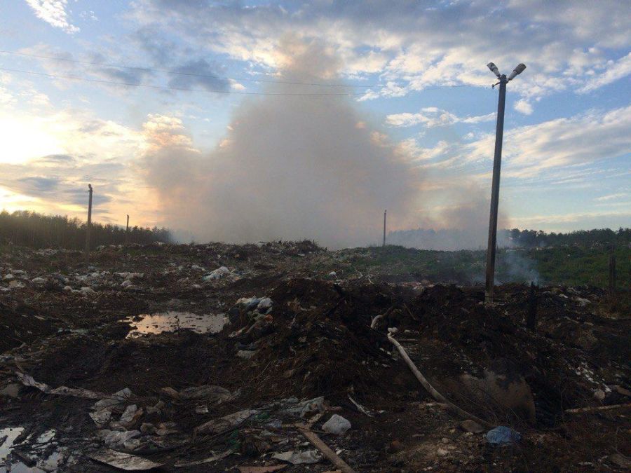 Пожар на свалке в Костромской области окутал дымом жителей города: видео