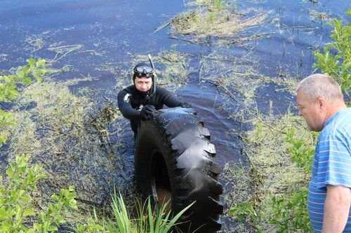 Рыбаки выловят мусор из костромского моря наперегонки