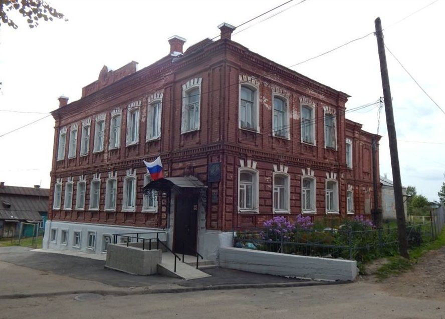 Одна из костромских школ рушится на глазах. Ее закрыли