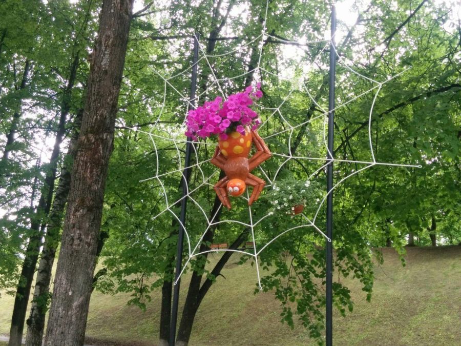 Туристы просят немедленно убрать фигуру паука из Костромы