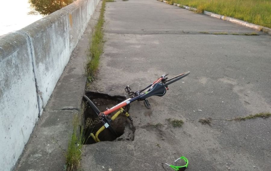 Велосипедисты падают в огромную яму на набережной Костромы