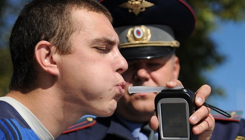 Костромских водителей массово заставят дышать в трубочку