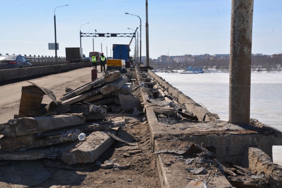 Водитель отсудил 100 тысяч рублей за яму на мосту в Костроме