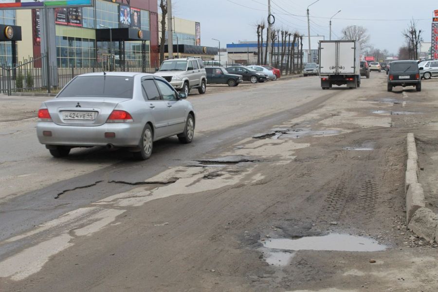 Дорожники заплатят водителям за ямы на дорогах