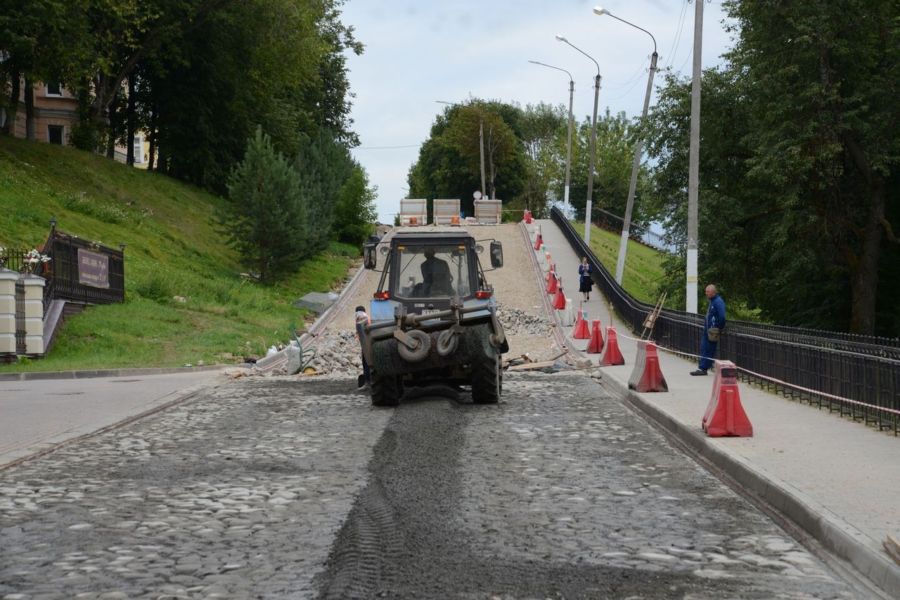 Булыжную мостовую в Костроме пообещали открыть осенью