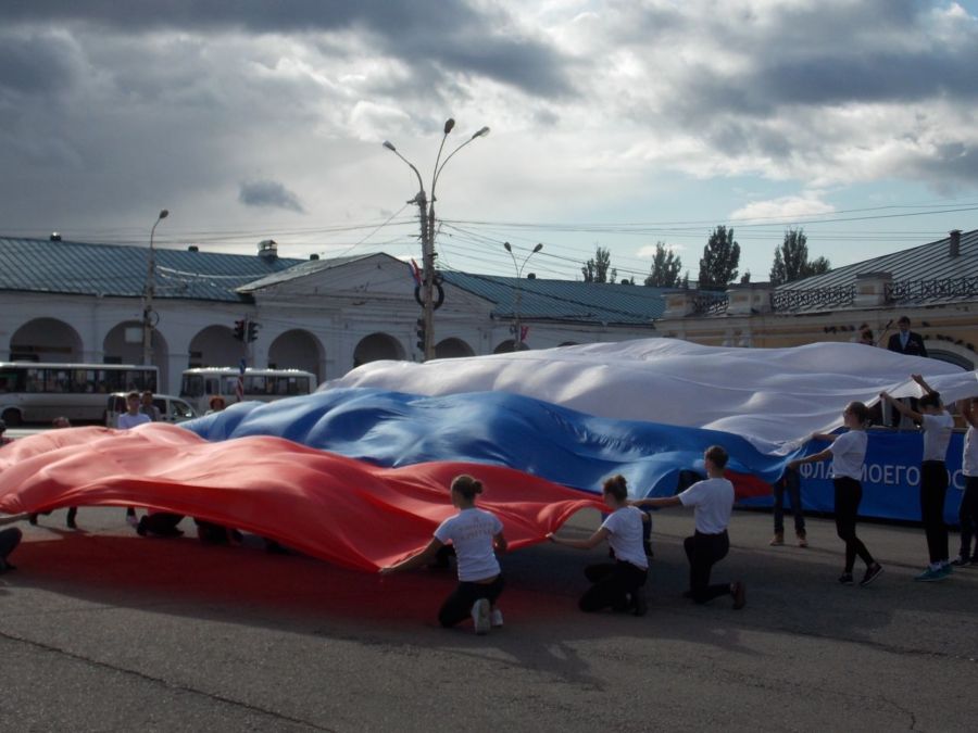 В Костроме запустили в небо флаг России