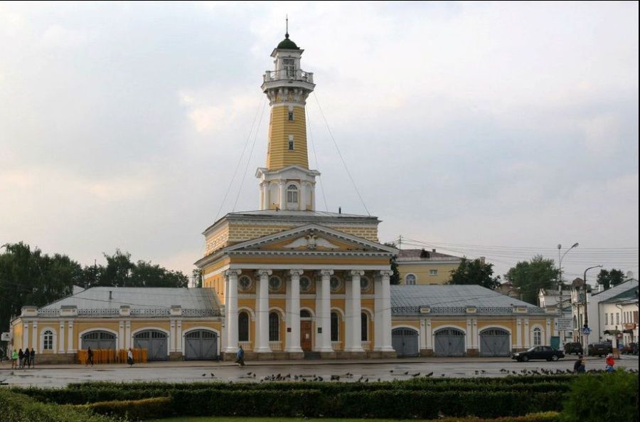 Туристы в Костроме не понимают, откуда в городе маяк