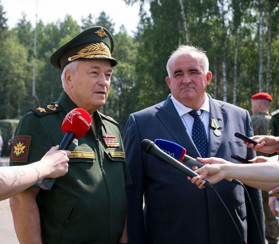 Сергей Шойгу наградил Сергея Ситникова ценной медалью