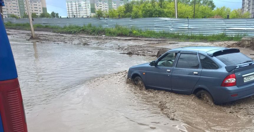 Водителя оштрафовали за потерю номера в огромной луже в Костроме
