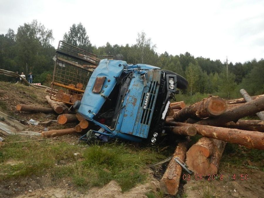 Груженый бревнами лесовоз рухнул в кювет на костромской трассе