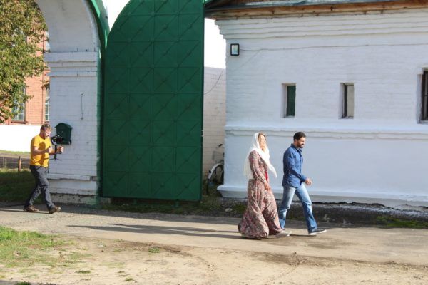 Актер Антон Макарский привез супругу в мужской монастырь под Костромой