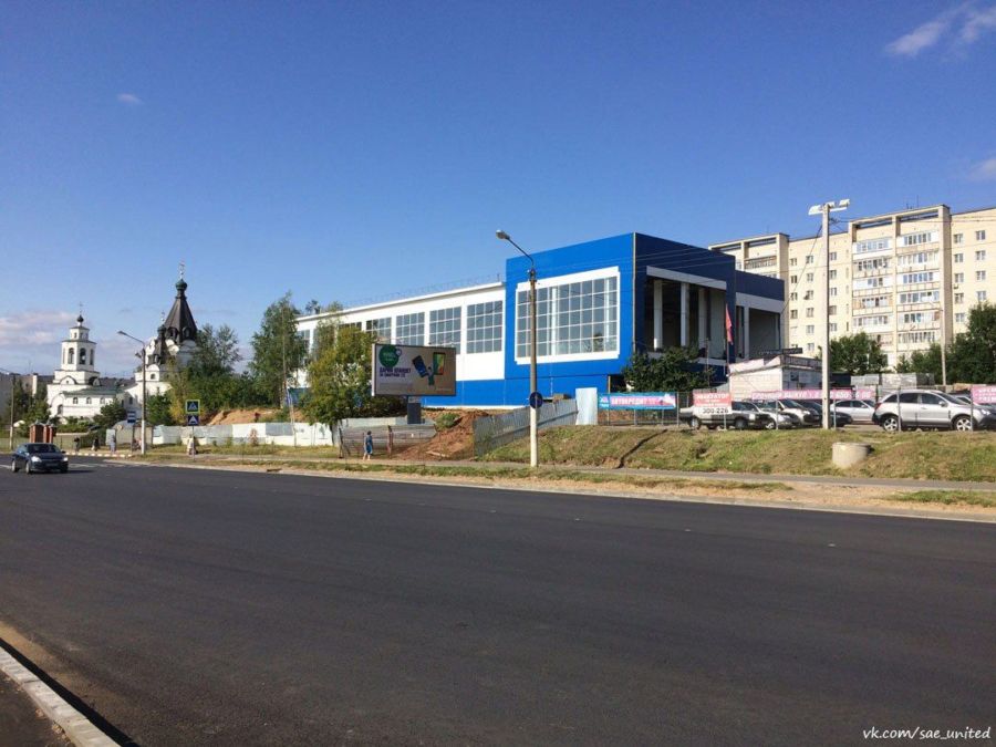 Костромичи по новому пандусу у спортцентра катятся прямо под машины