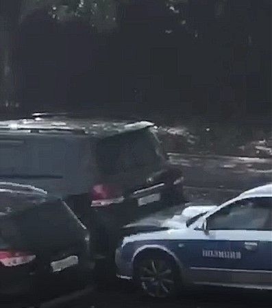 Владелец внедорожника набросился на полицейских из-за тонировки: видео
