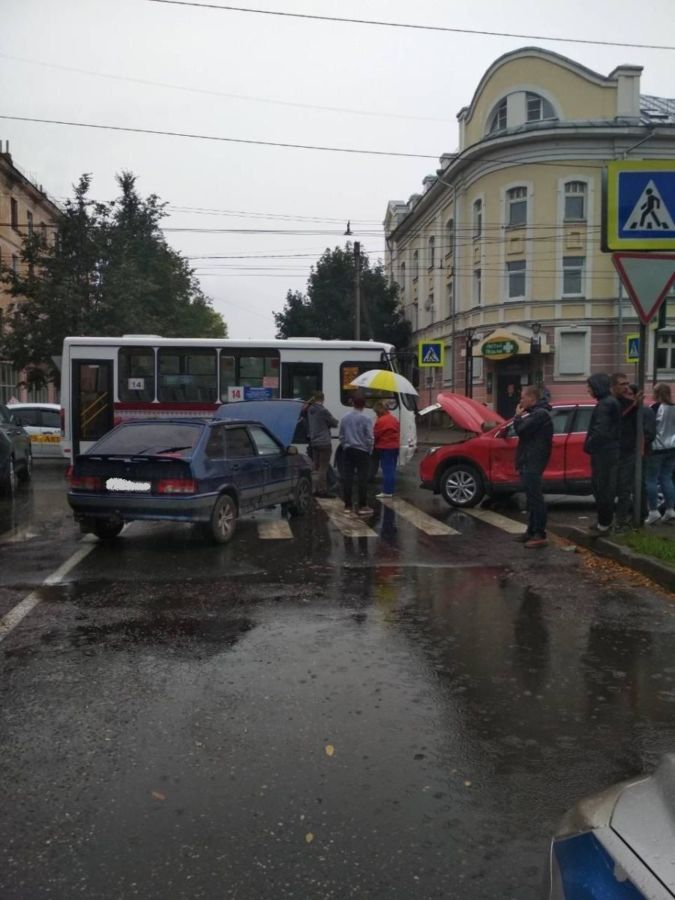 Женщина на красной иномарке подбила автобус и ВАЗ в Костроме