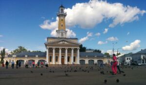 Автобусы в Костроме будут ездить прямо по площади мимо голубей у пожарной каланчи