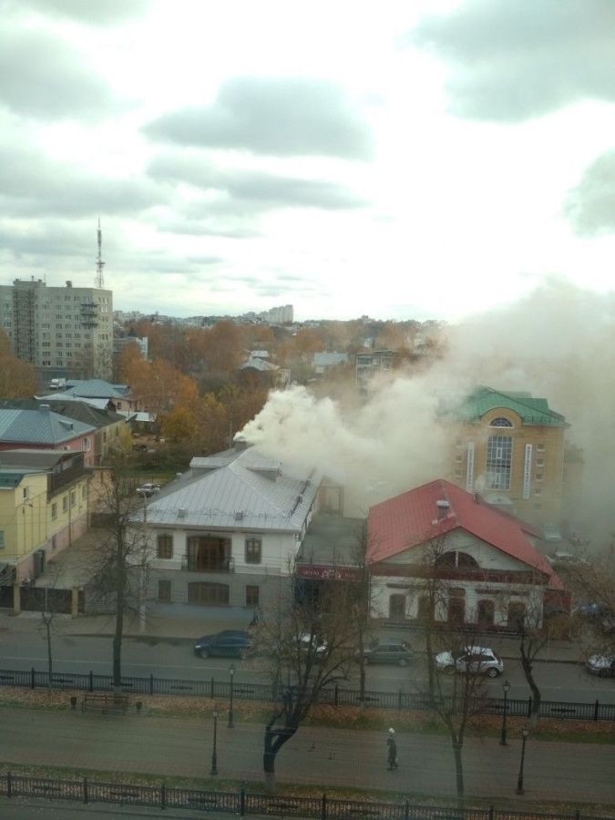 Культовый ресторан в Костроме утонул в клубах дыма от пожара